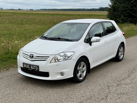 Toyota auris 2011 m.