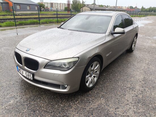 BMW 750